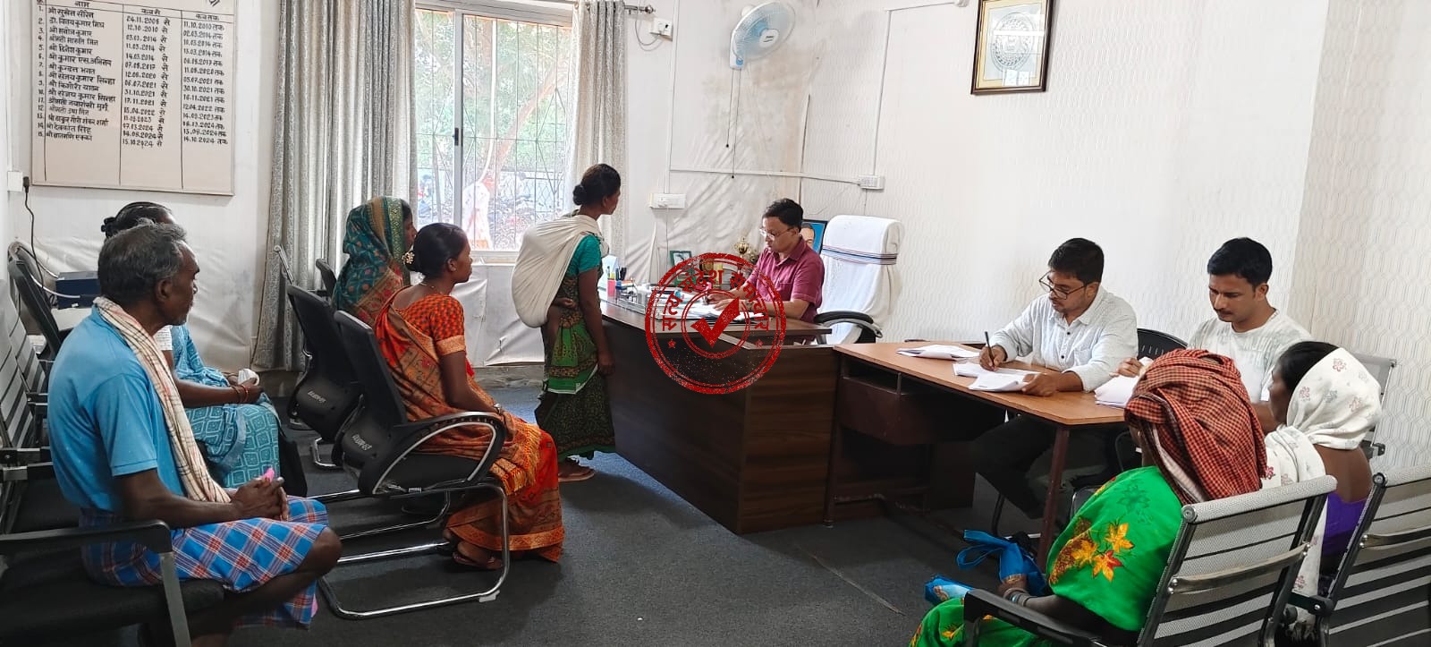 केरसई में मतदाता सूची की मैपिंग त्रुटियों को सुधारने के लिए प्रशासन हुआ सक्रिय अंचल अधिकारी देवकांत सिंह के नेतृत्व में विशेष पुनरीक्षण अभियान शुरू