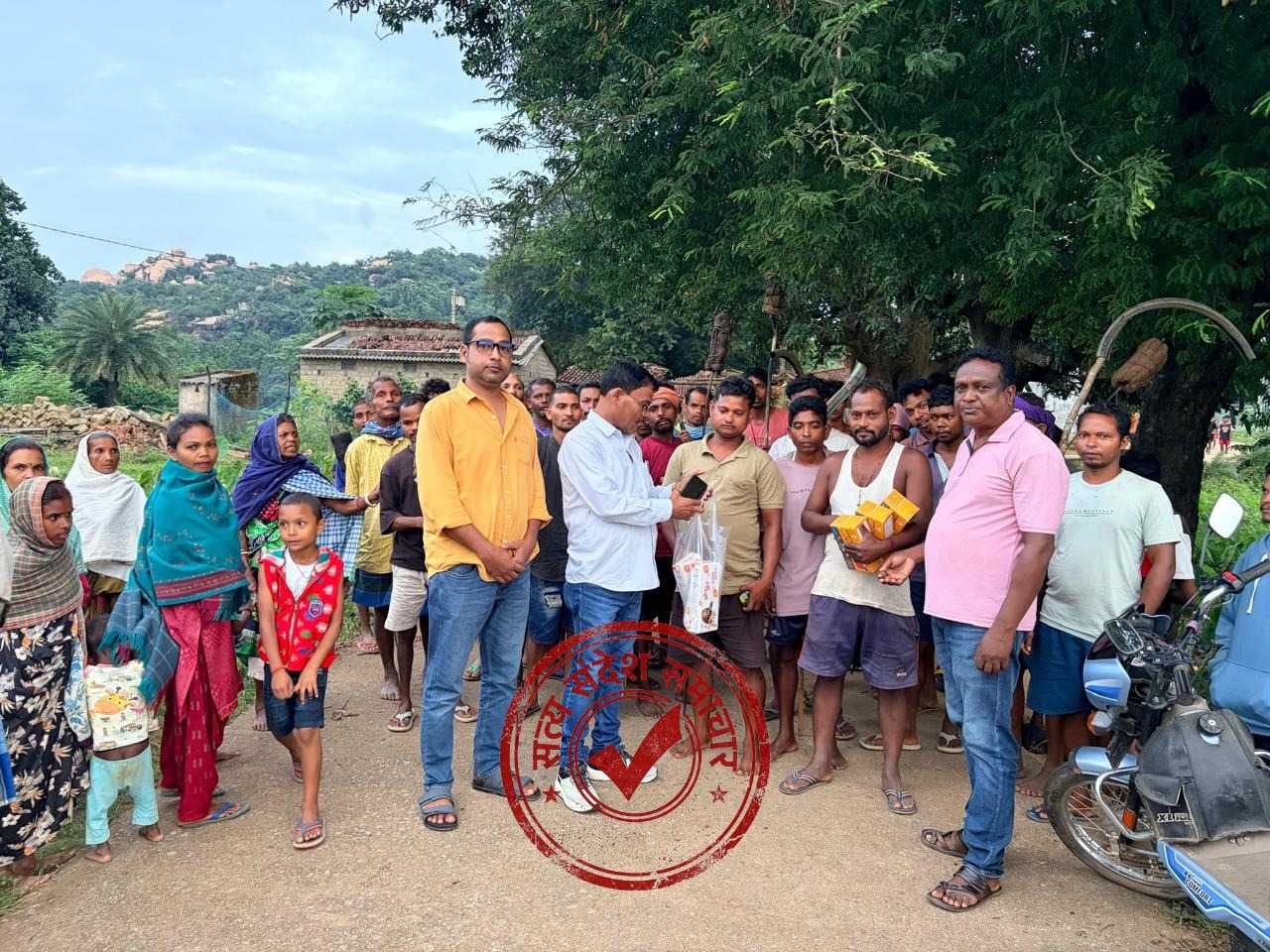 हाथियों के आतंक से बड़ा बरपानी के ग्रामीण परेशान सफीक खान ने बांटी राहत सामग्री