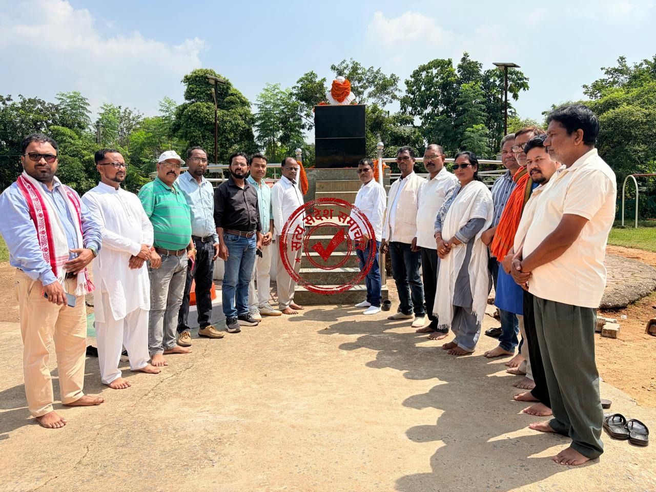 गांधी जयंती पर झामुमो ने गांधी जी की प्रतिमा पर माल्यार्पण कर दी श्रद्धांजलि