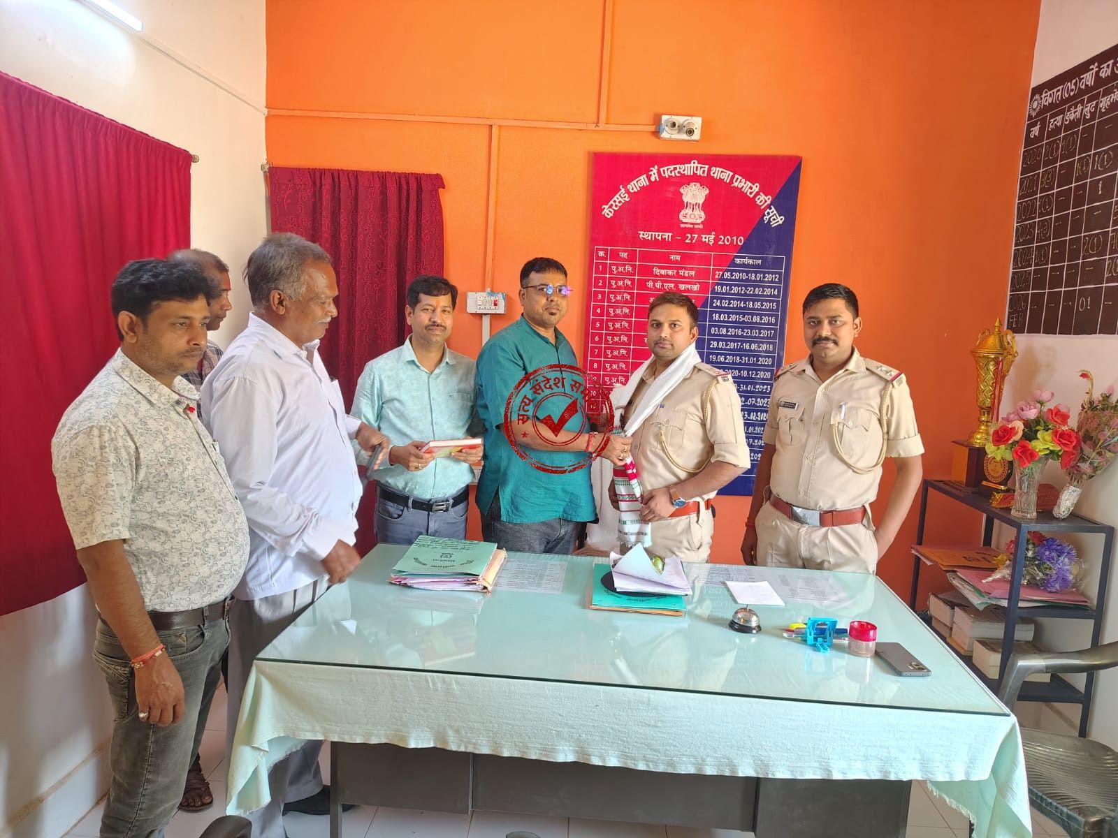 केरसई के नए थाना प्रभारी प्रदीप कुमार से मिले भाजपा नेता, कानून व्यवस्था और स्थानीय समस्याओं पर हुई चर्चा