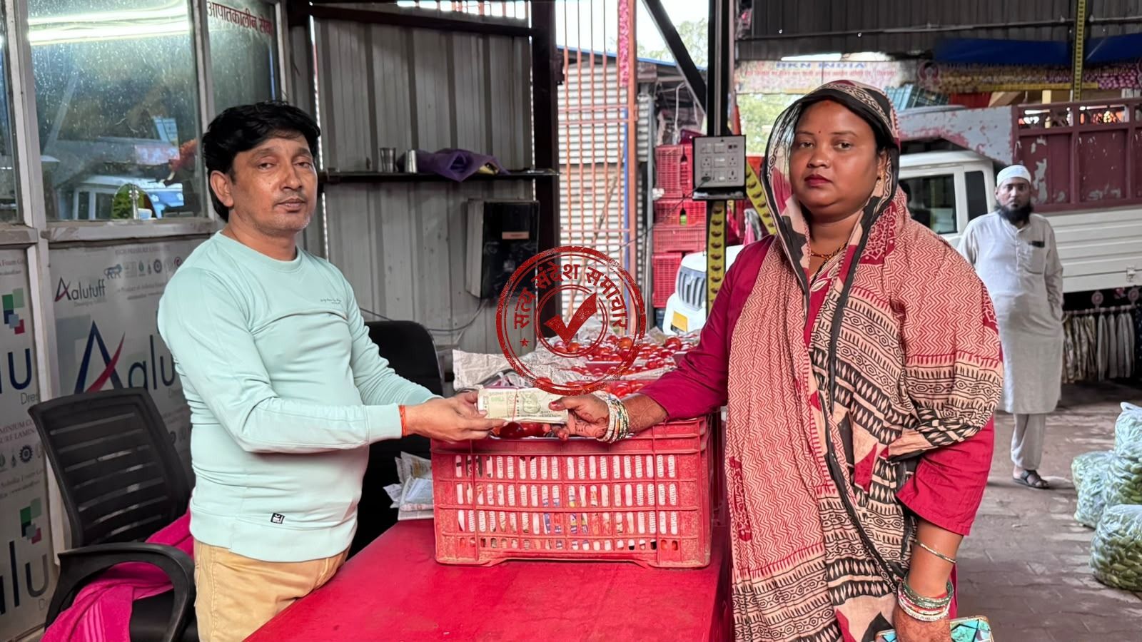 गंभीर बीमारी से जूझ रही मुनि देवी के इलाज के लिए समाजसेवी भरत प्रसाद ने दिए 20 हजार रुपये