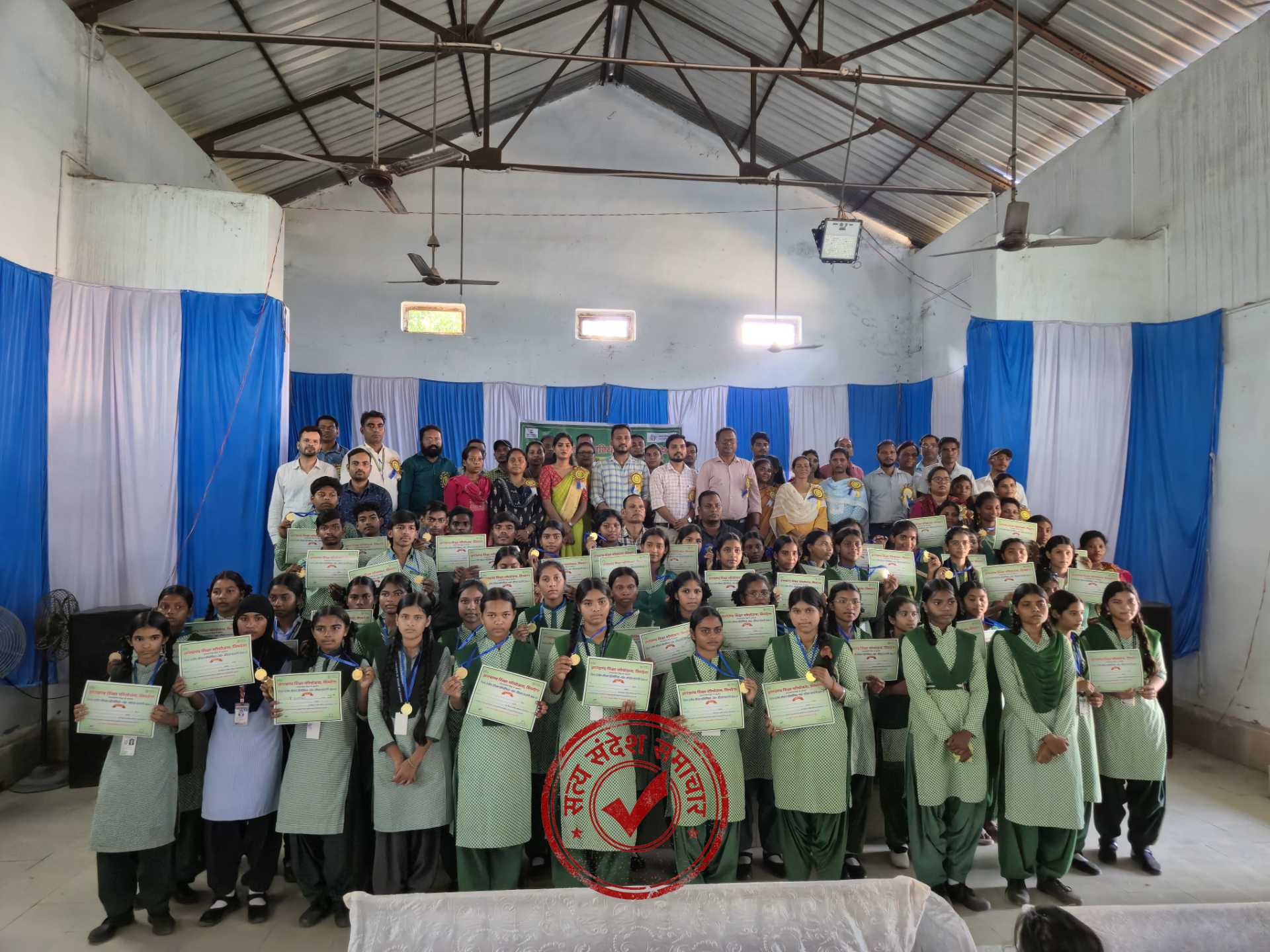 जिला स्तरीय कौशल प्रतियोगिता में छात्राओं ने दिखाया हुनर, एंजेलिना सोनम बारा रहीं प्रथम