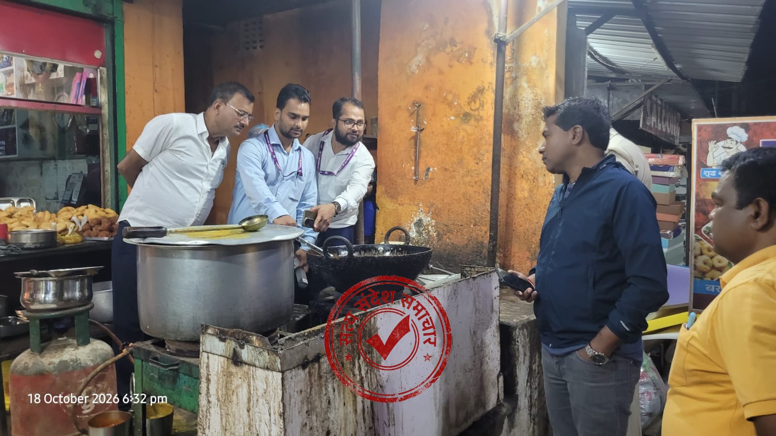 दुर्गा पूजा को लेकर सिमडेगा के पूजा पंडालों में खाद्य प्रतिष्ठानों का औचक निरीक्षण