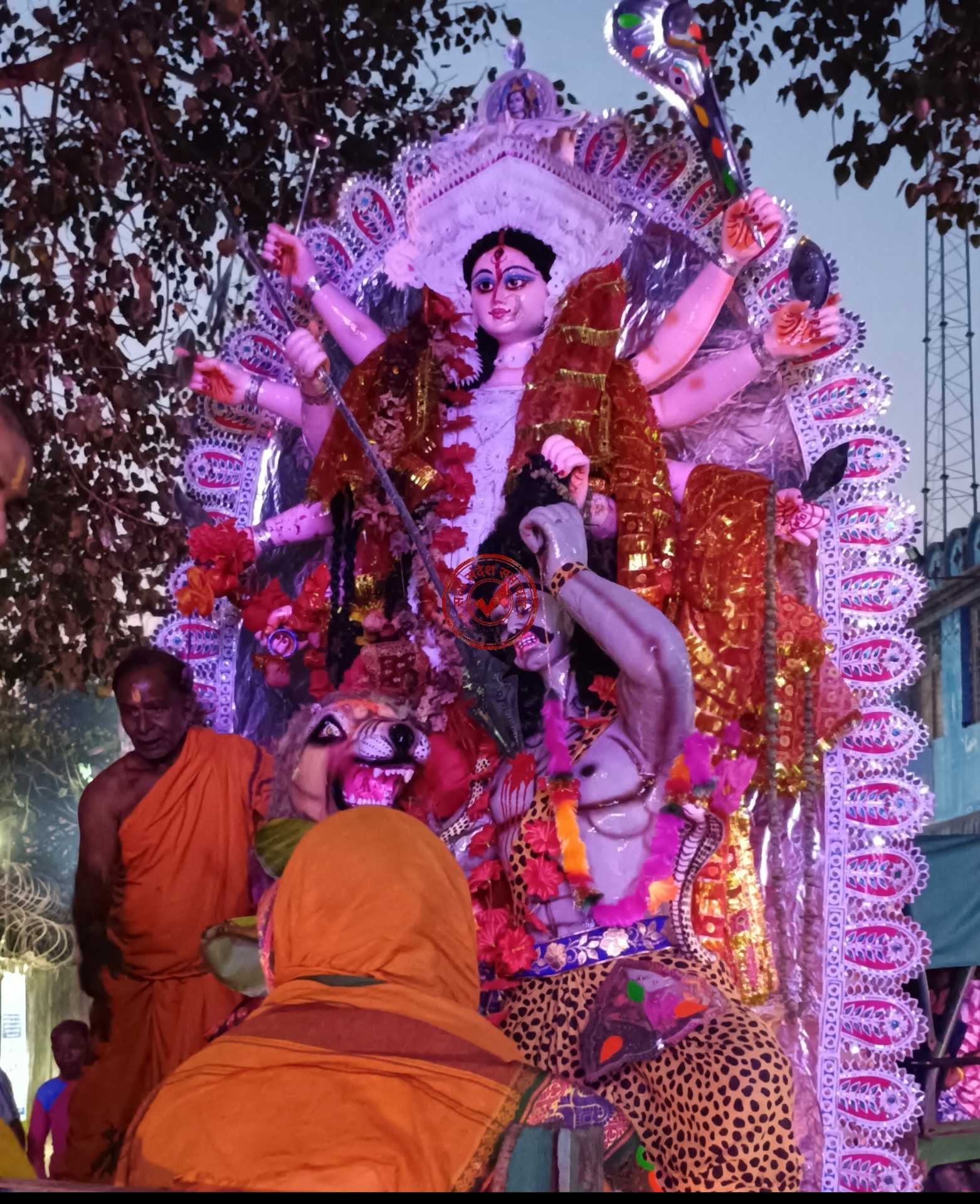 जलडेगा में मां दुर्गा को नम आंखों से विदाई, रावण-कुंभकरण दहन देखने उमड़ा जनसैलाब