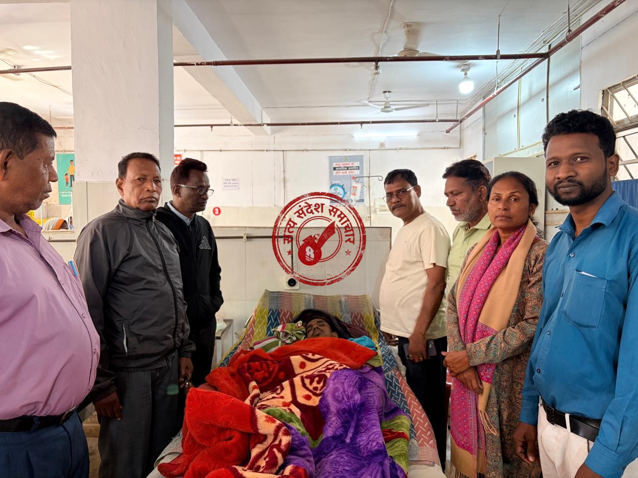 पेड़ से गिरकर घायल व्यक्ति का हाल जानने सदर अस्पताल पहुंचे सफीक खान, बेहतर इलाज के लिए सीएस से की बात